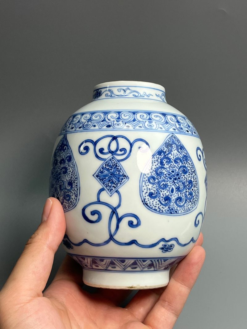 清雍正  青花淡描缠枝花卉纹灯笼尊 - 图4