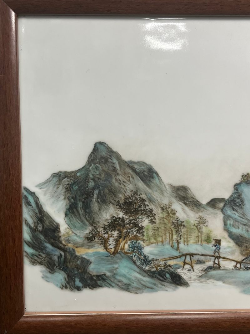 民国  “汪大沧”作新粉彩“深山独往”山水图瓷板 - 图5