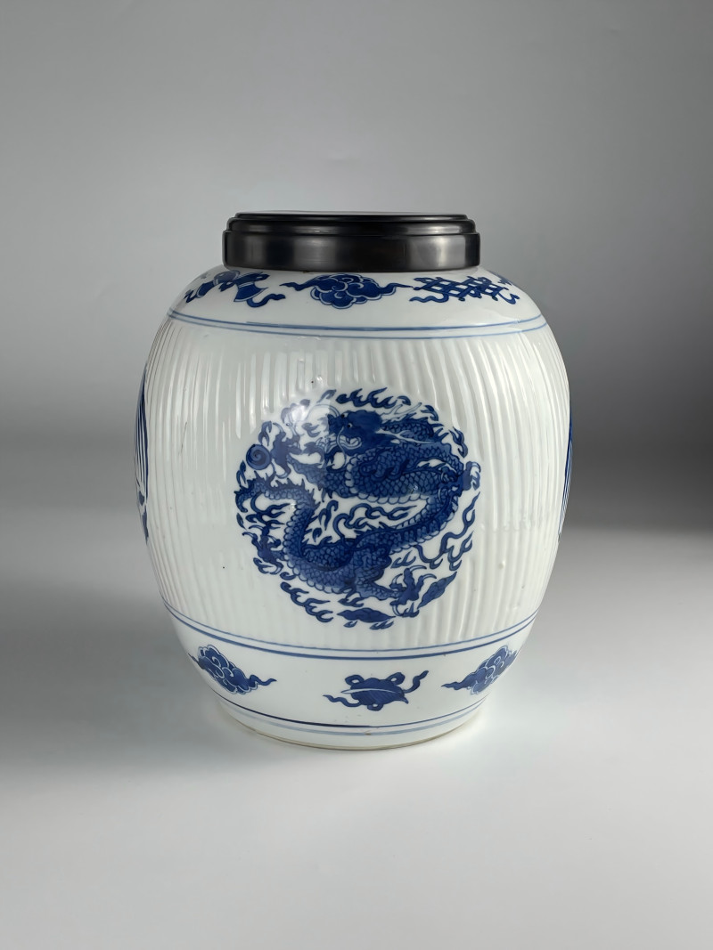 清康熙  青花龙凤纹瓜棱罐（带木盖） - 图2