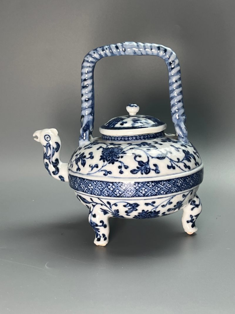 清乾隆  青花缠枝莲纹小盉壶（带木座） - 图11