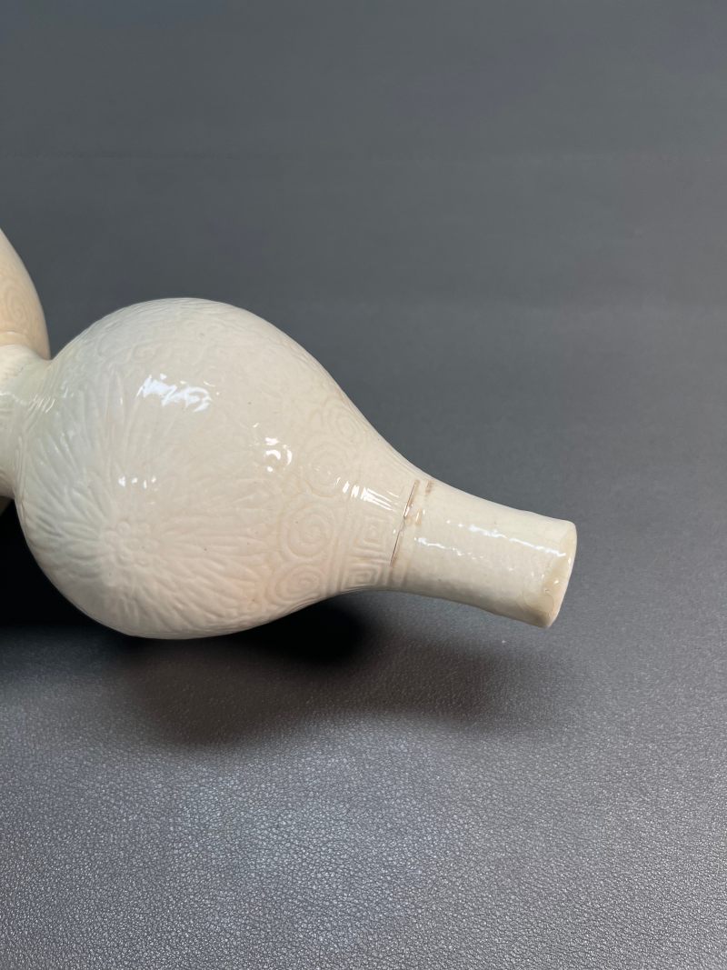 清早期 仿定白釉暗刻花卉纹葫芦瓶 - 图10