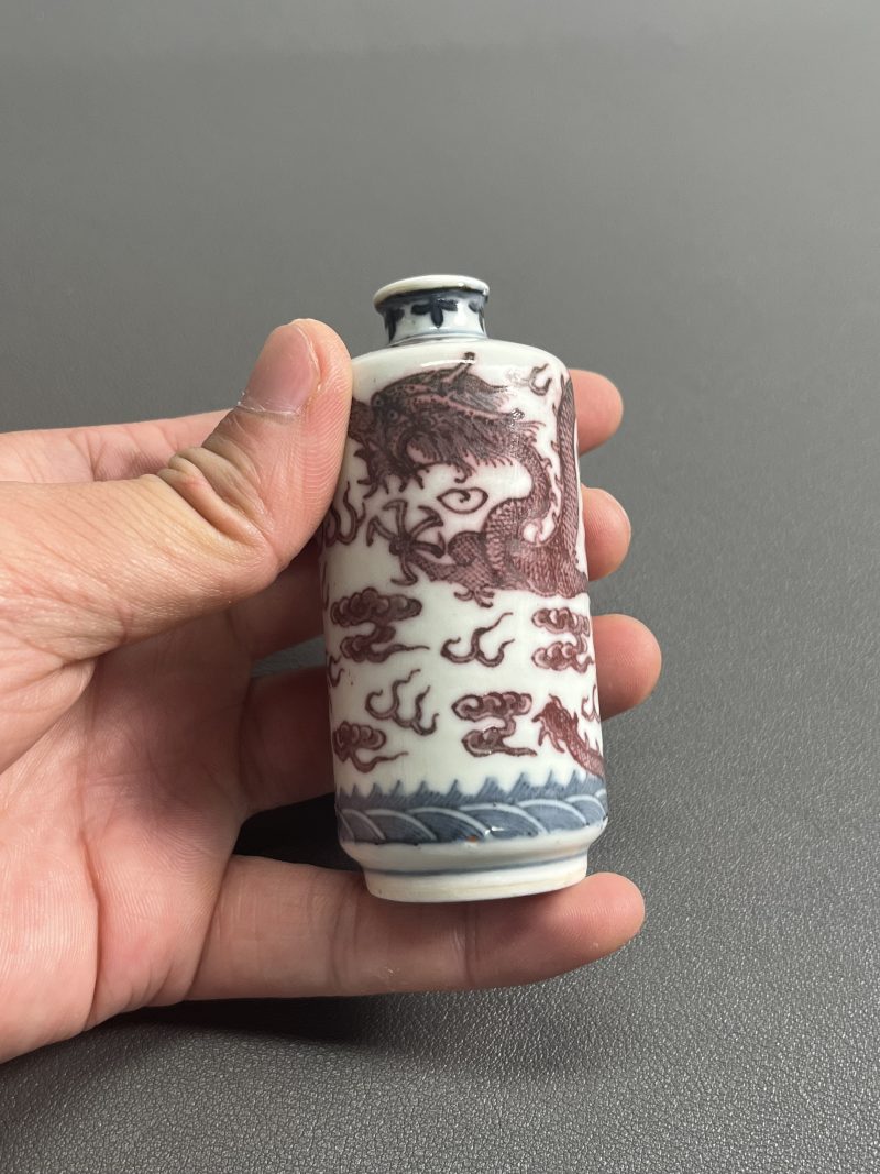 清中期  青花釉里红云龙海水纹鼻烟壶 - 图9