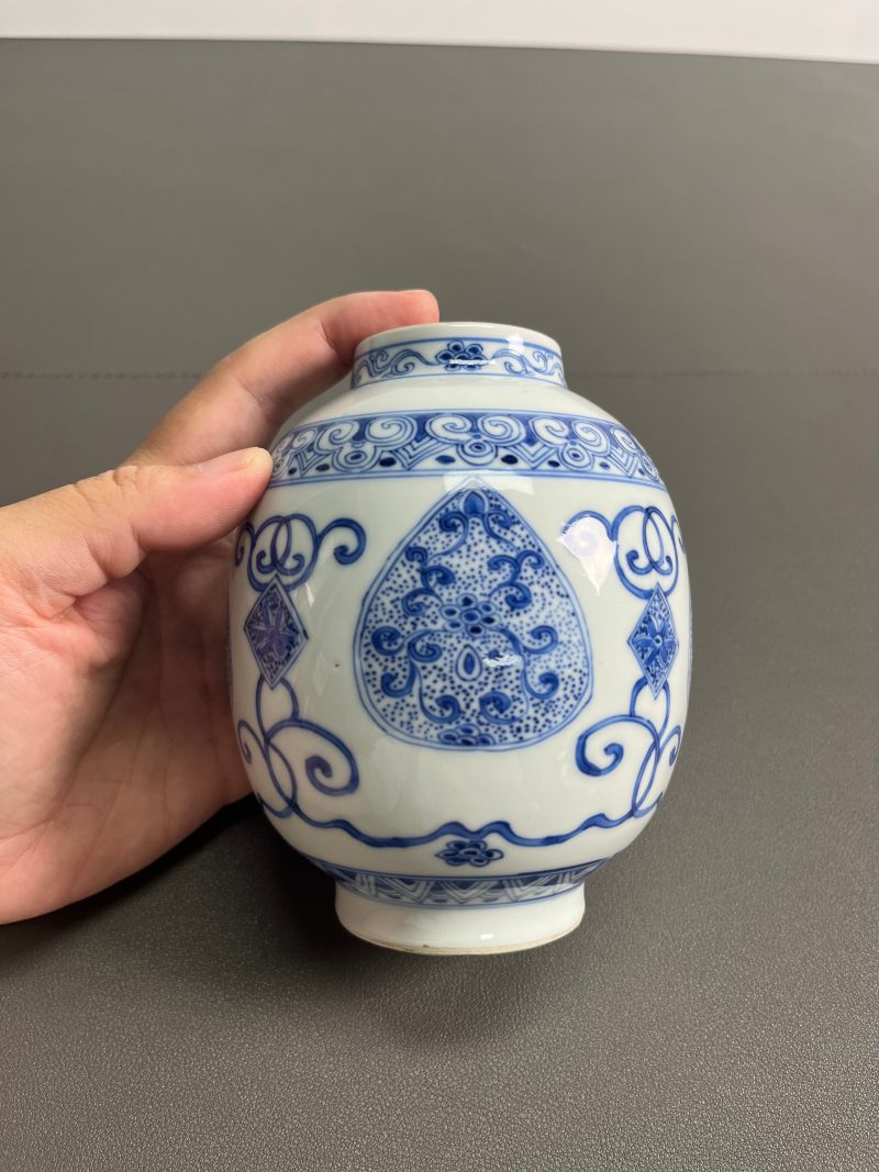 清雍正  青花淡描缠枝花卉纹灯笼尊 - 图5