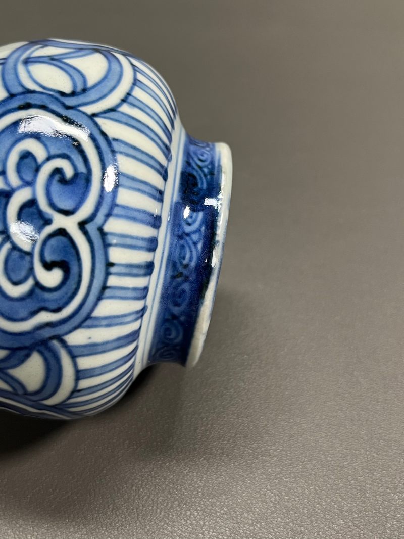 明万历  青花八卦云鹤纹蒜头瓶 - 图12