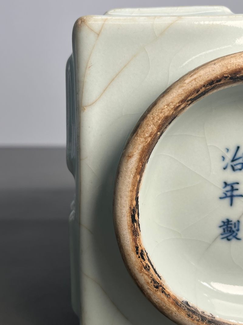 清同治  仿哥釉八卦琮式瓶 - 图12