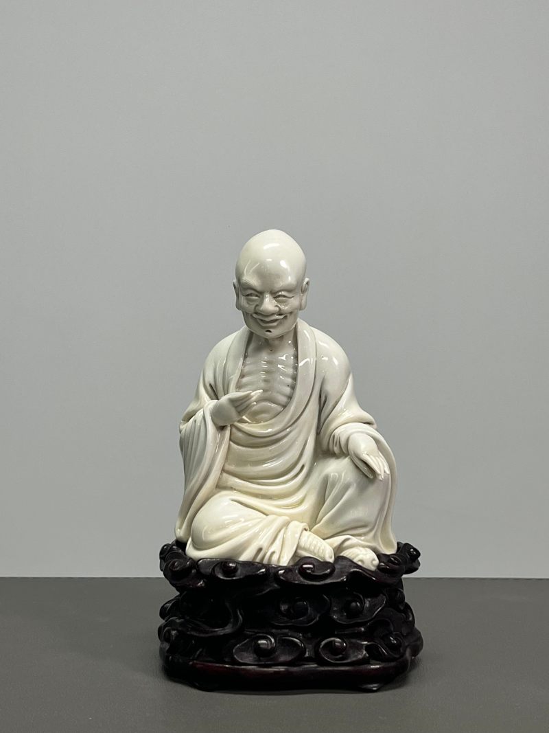 十九世纪  德化白釉罗汉坐像（带木座） - 图2