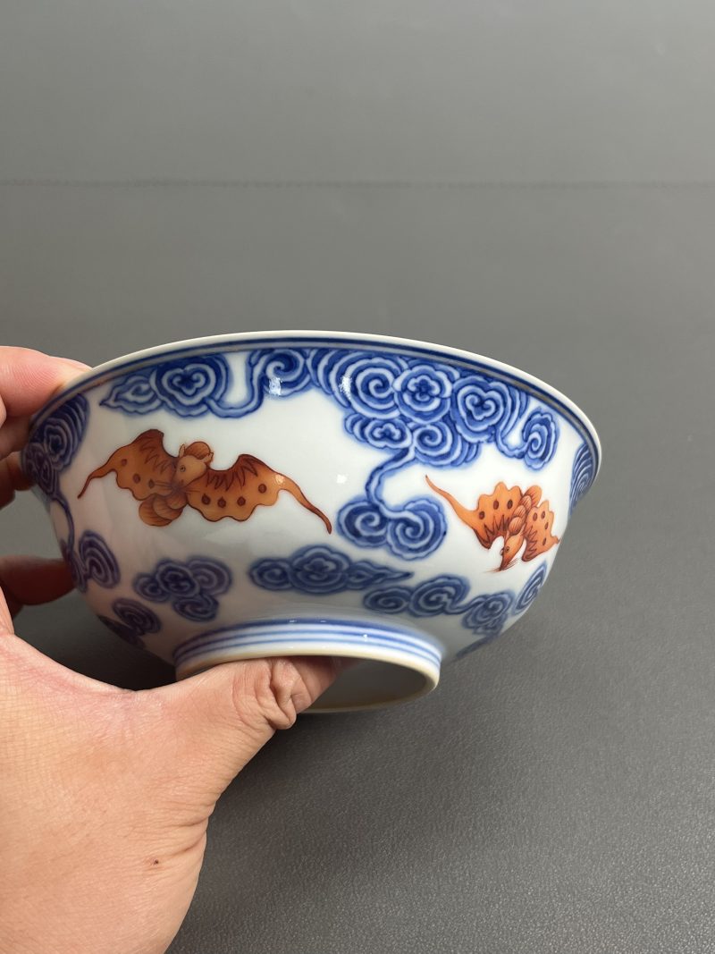 清宣统  青花矾红彩云蝠纹碗（一对） - 图8