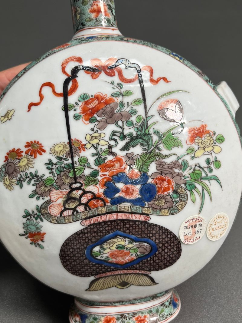清康熙  五彩“花篮纹”双耳穿带抱月瓶 - 图11