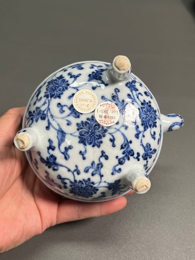 清乾隆  青花缠枝莲纹小盉壶（带木座） - 图18