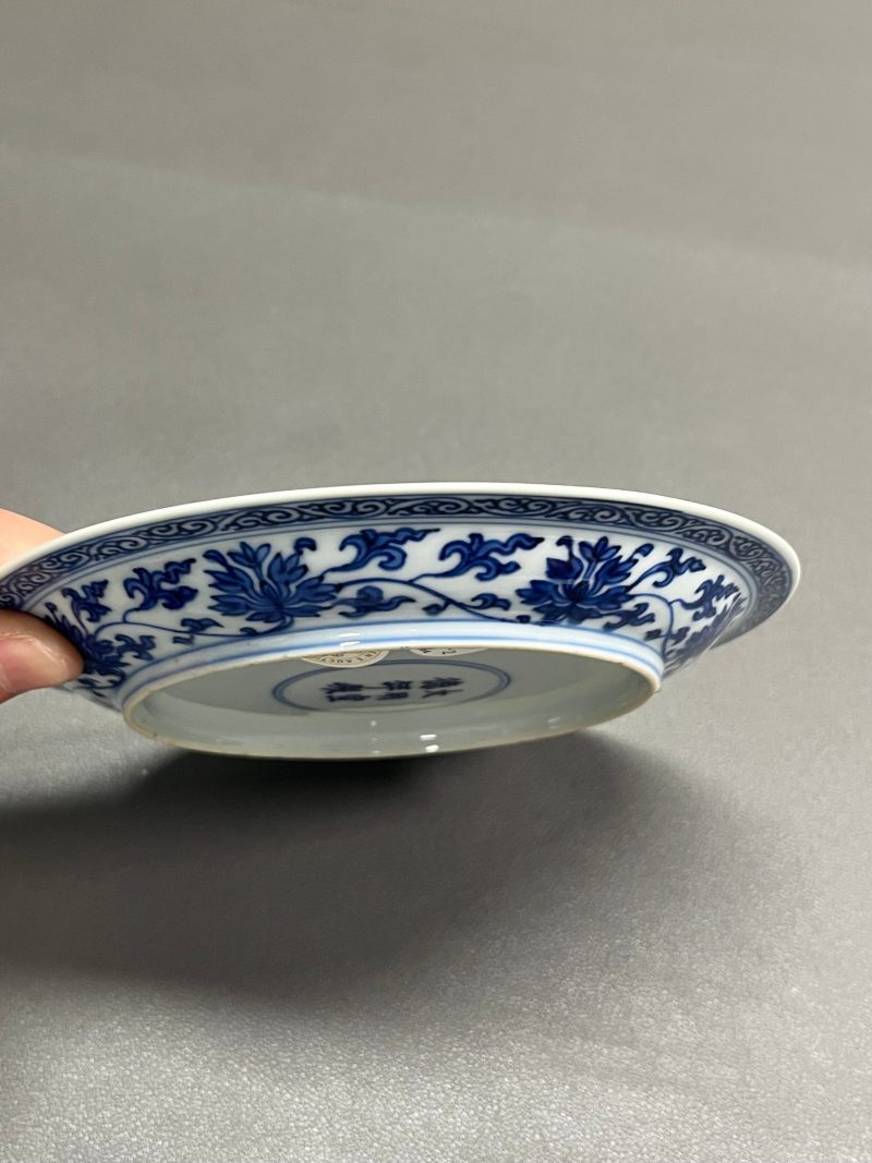 清康熙 青花内藏文月影梅纹外缠枝莲纹折沿盘一对（附
清代原装老盒） - 图9