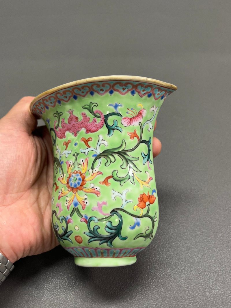 清乾隆  秋葵绿地粉彩缠枝西番莲纹壁瓶 - 图6