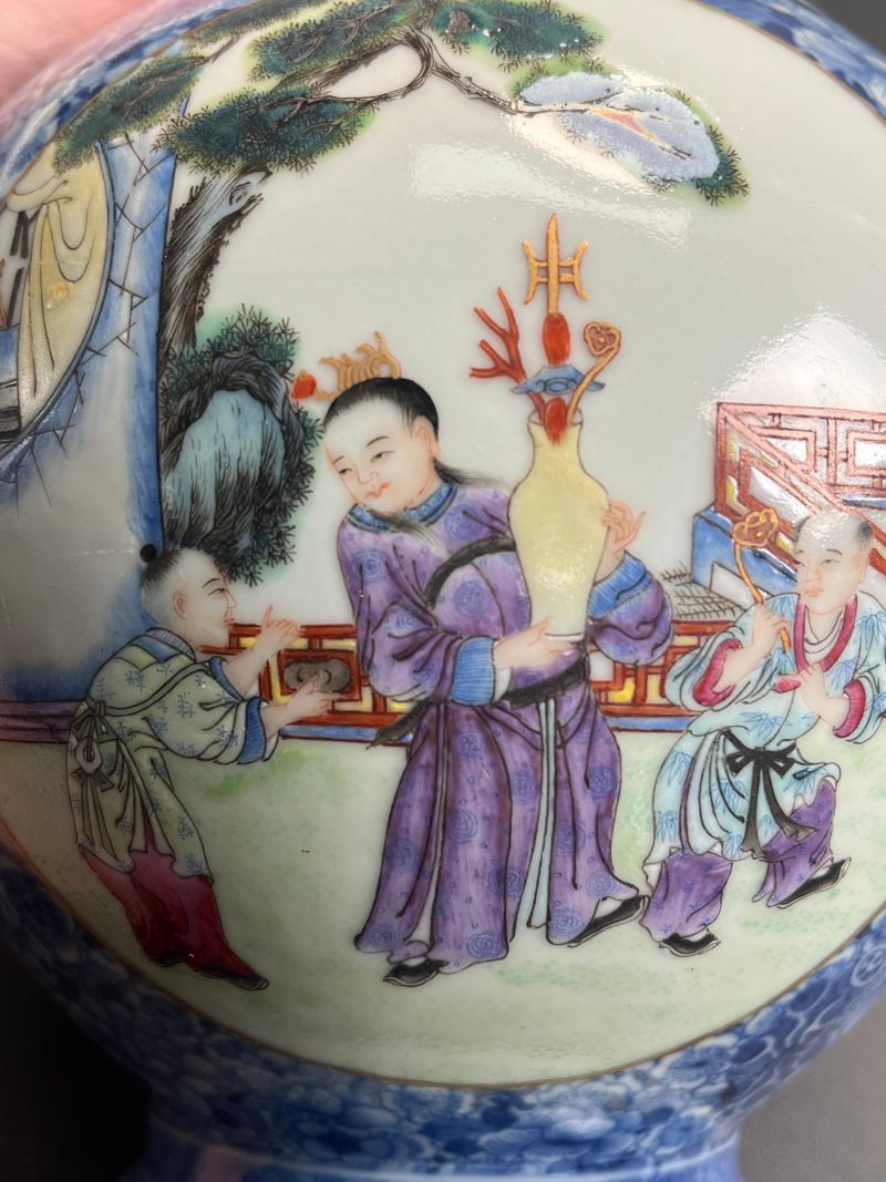 民国  青花地粉彩教子图瓶 - 图11