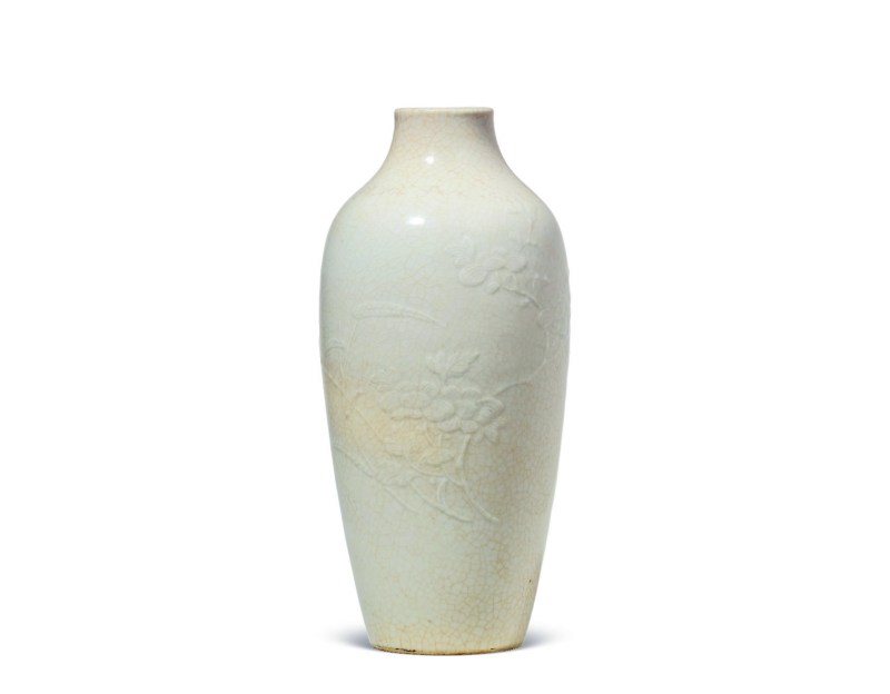 清乾隆  白釉模印折枝花卉纹莱菔尊