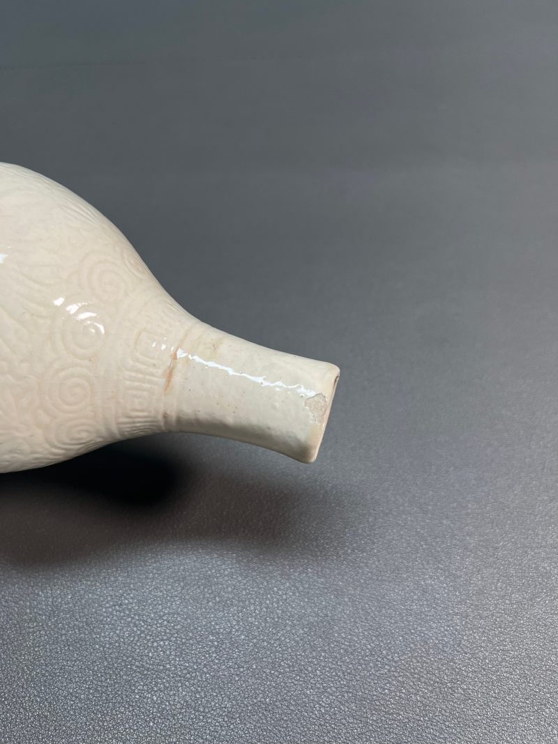 清早期 仿定白釉暗刻花卉纹葫芦瓶 - 图11
