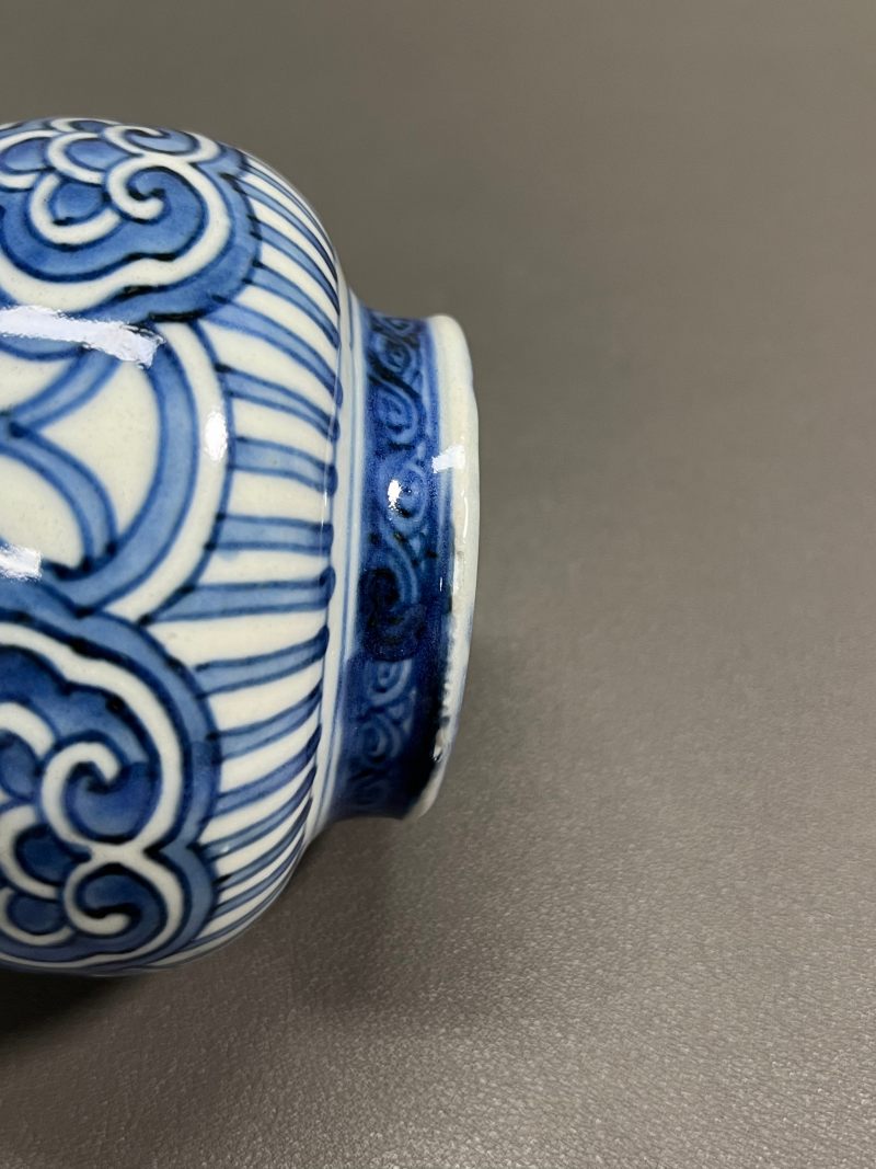 明万历  青花八卦云鹤纹蒜头瓶 - 图13