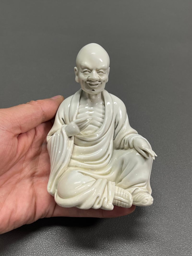 十九世纪  德化白釉罗汉坐像（带木座） - 图3