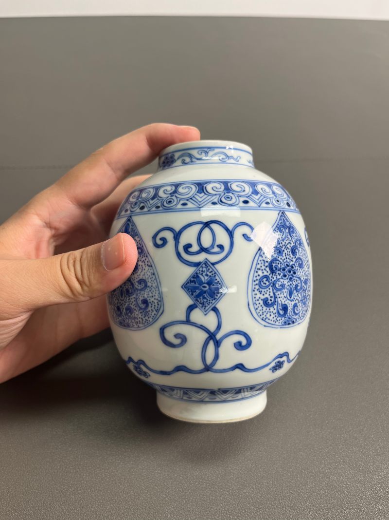 清雍正  青花淡描缠枝花卉纹灯笼尊 - 图6