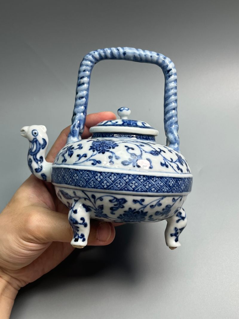 清乾隆  青花缠枝莲纹小盉壶（带木座） - 图13