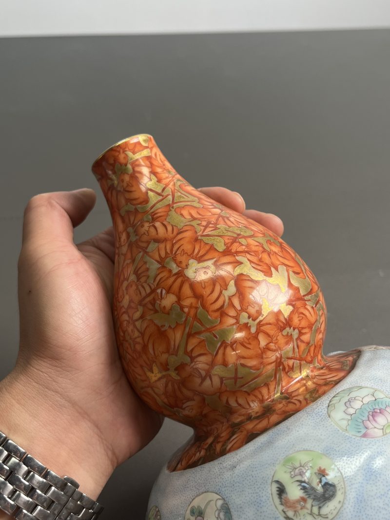 民国  木纹釉粉彩皮球花包袱瓶 - 图7