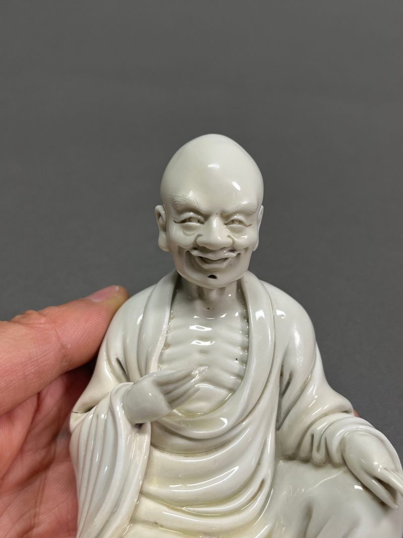 十九世纪  德化白釉罗汉坐像（带木座） - 图4