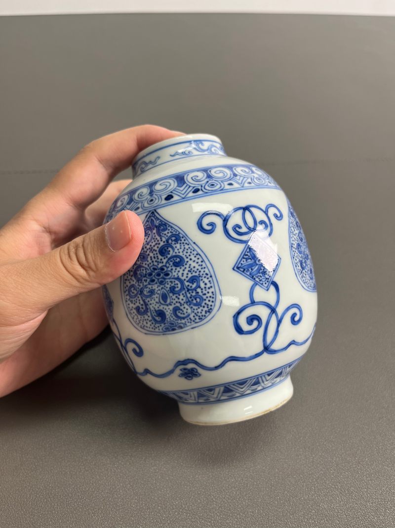 清雍正  青花淡描缠枝花卉纹灯笼尊 - 图7