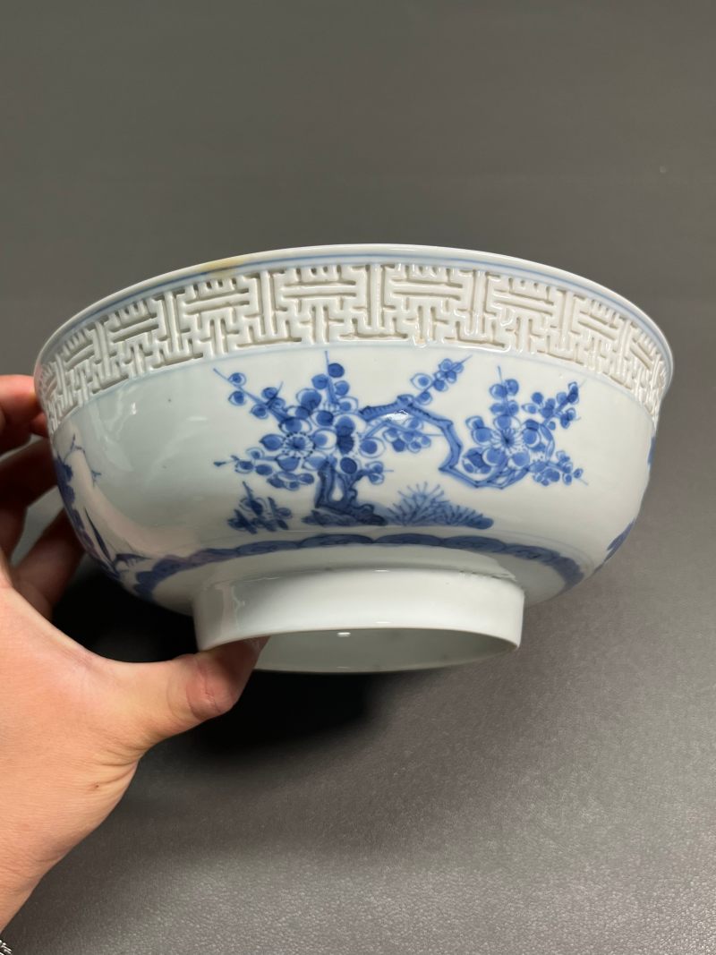 清康熙   青花浮雕回纹外折枝四季花卉内“麻姑献寿”图馒头心碗（一对） - 图5