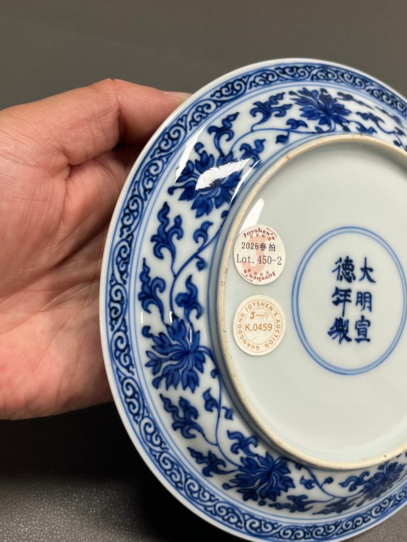 清康熙 青花内藏文月影梅纹外缠枝莲纹折沿盘一对（附
清代原装老盒） - 图11