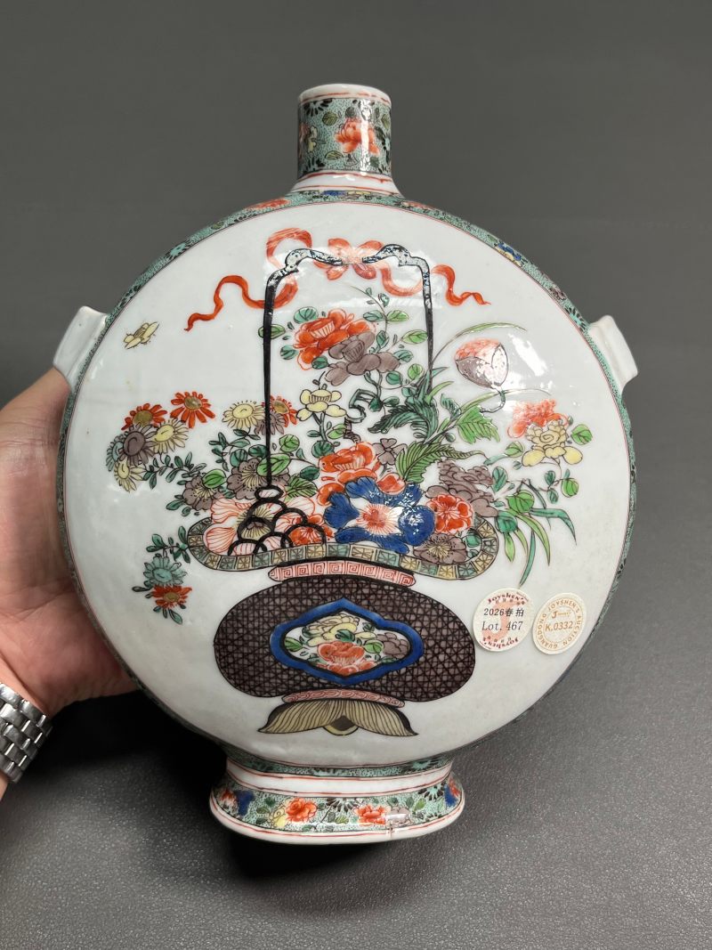 清康熙  五彩“花篮纹”双耳穿带抱月瓶 - 图7