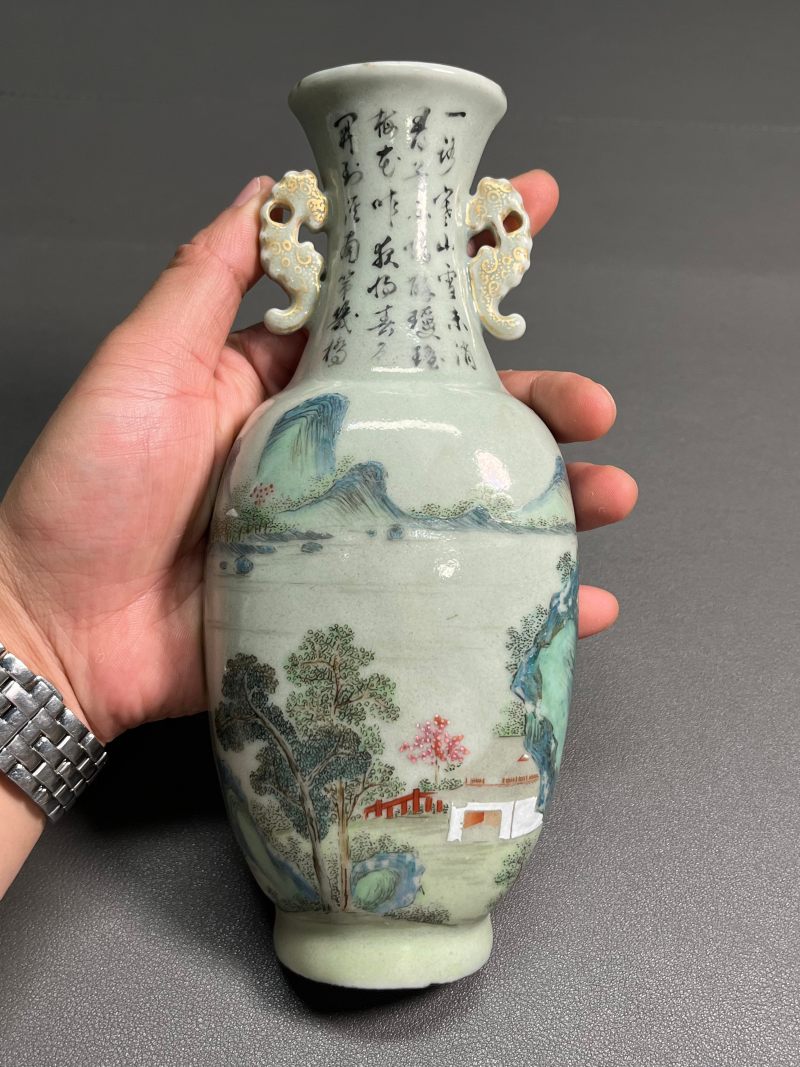 清乾隆  冬青地粉彩山水庭院诗文双耳扁瓶 - 图3