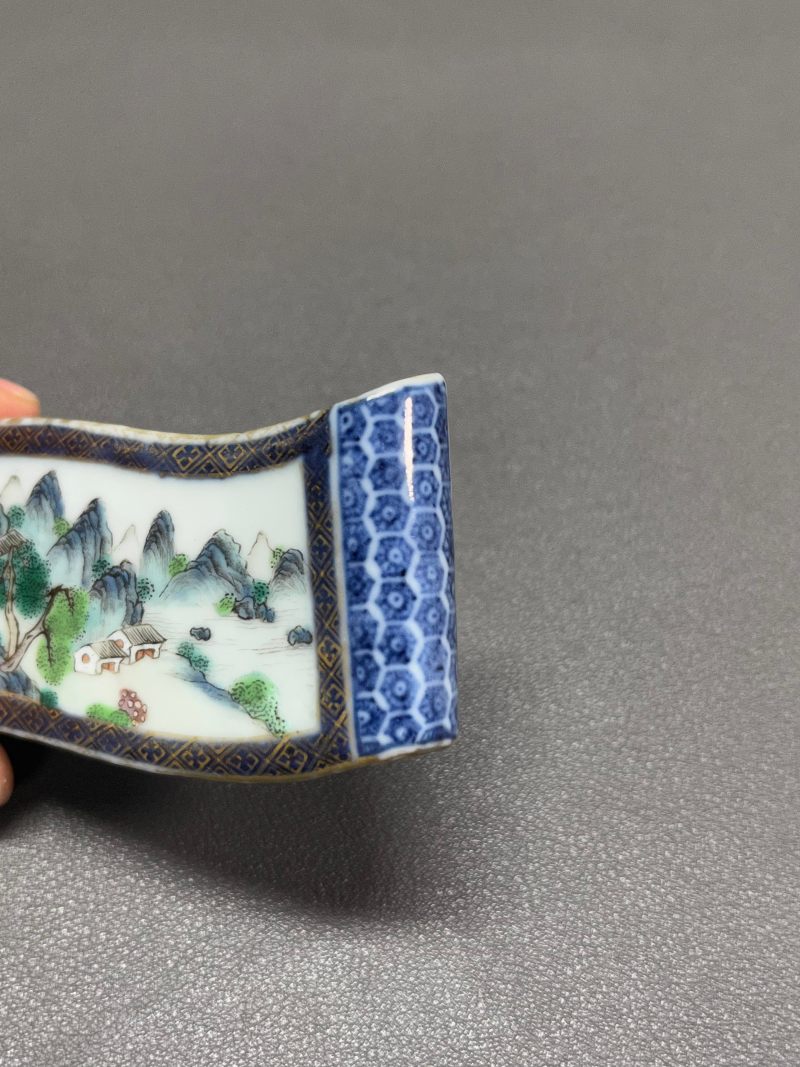 清乾隆  青花开窗粉彩山水书卷式墨床 - 图7