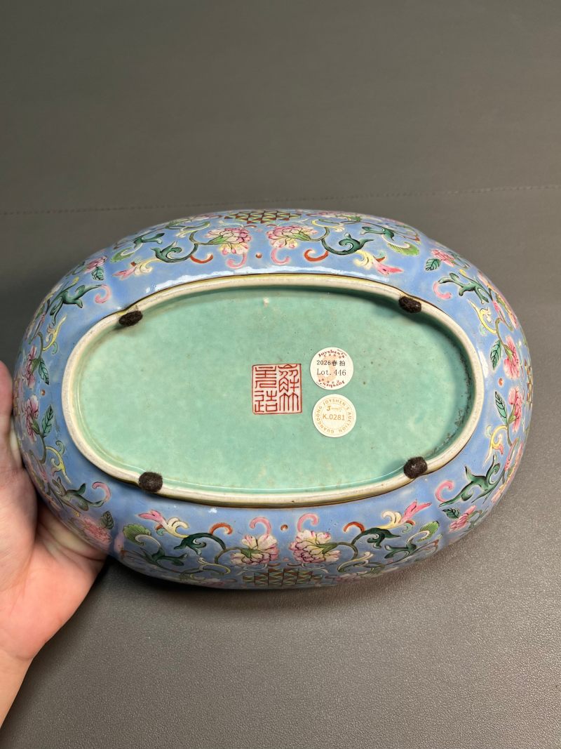 清道光  蓝地粉彩洋石竹纹海棠洗 - 图3