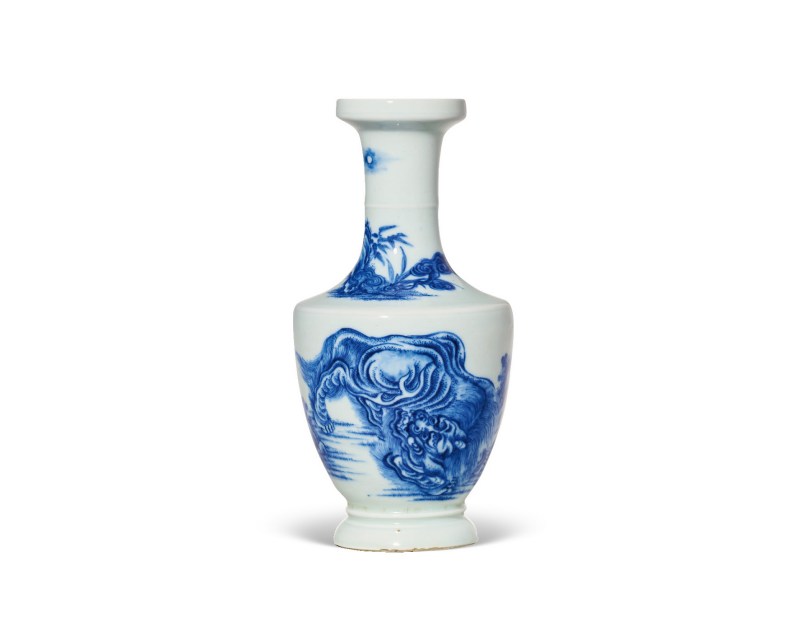 清雍正  青花“瑞兽望月”图弦纹盘口瓶
