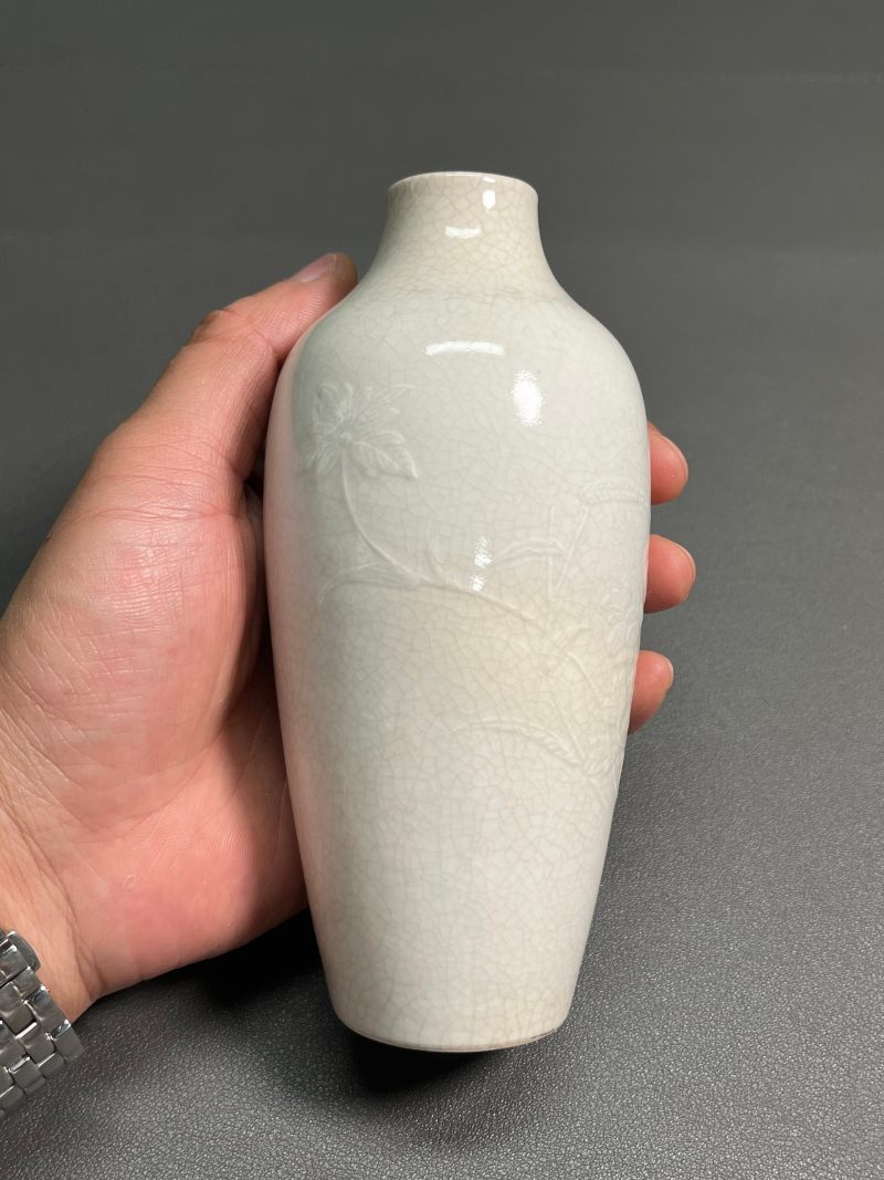 清乾隆  白釉模印折枝花卉纹莱菔尊 - 图3