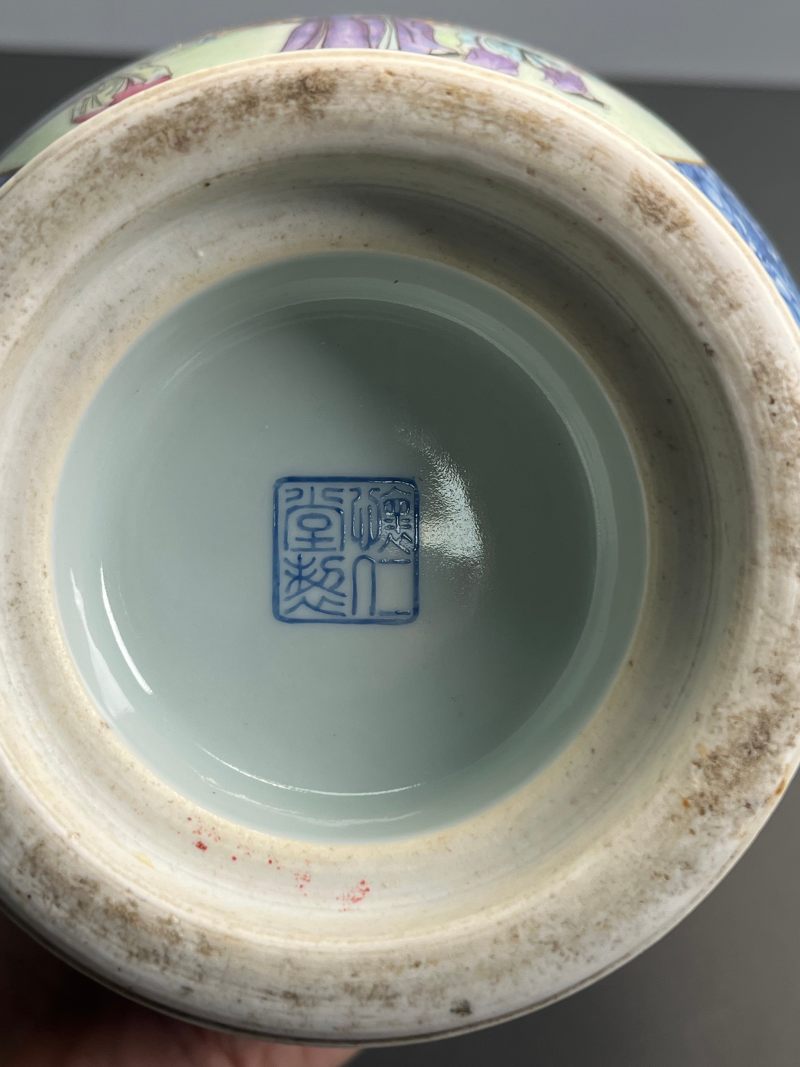 民国  青花地粉彩教子图瓶 - 图13
