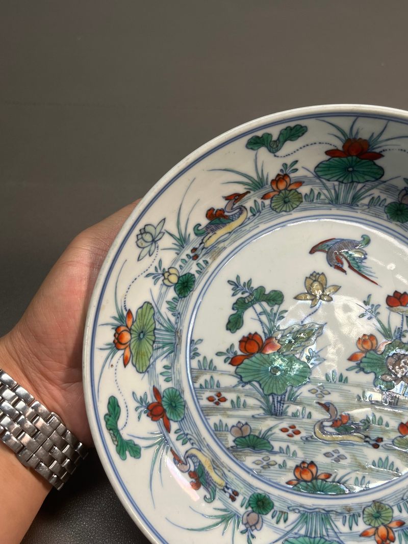 清雍正  斗彩荷塘鸳鸯“满池娇”图折沿盘（附老盒） - 图6