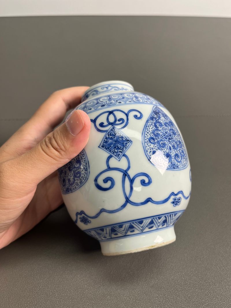 清雍正  青花淡描缠枝花卉纹灯笼尊 - 图8
