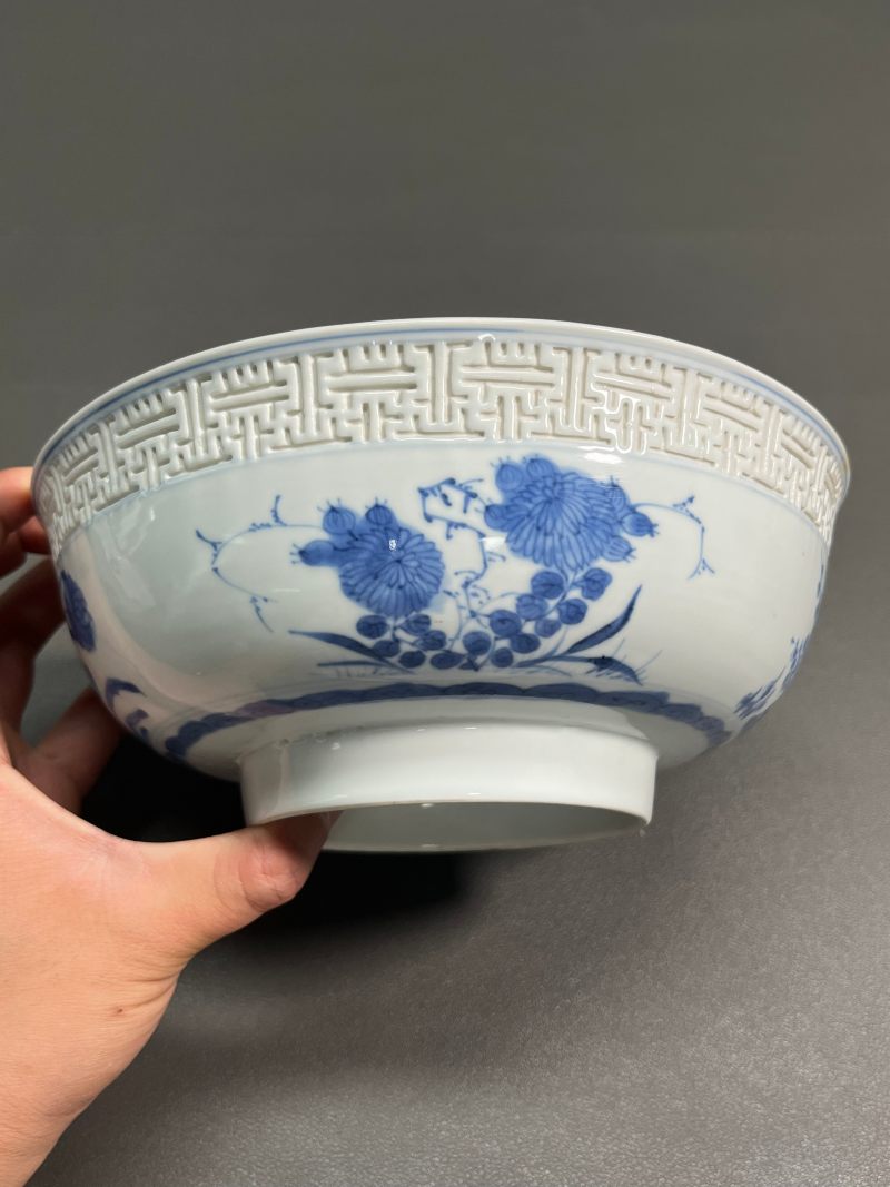 清康熙   青花浮雕回纹外折枝四季花卉内“麻姑献寿”图馒头心碗（一对） - 图6