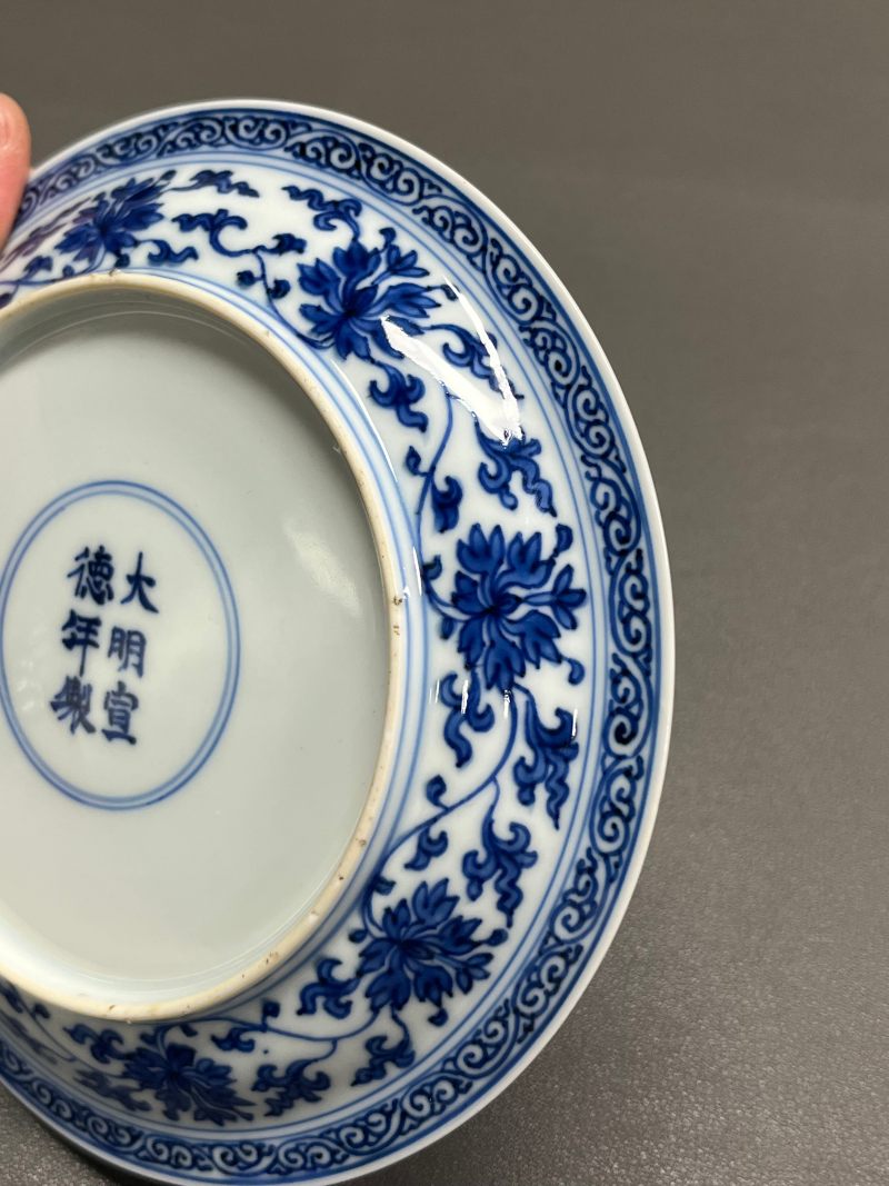 清康熙 青花内藏文月影梅纹外缠枝莲纹折沿盘一对（附
清代原装老盒） - 图12