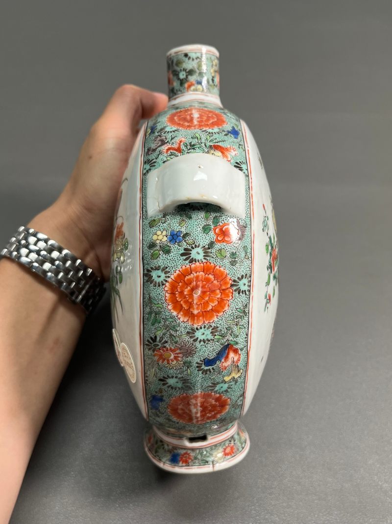 清康熙  五彩“花篮纹”双耳穿带抱月瓶 - 图8