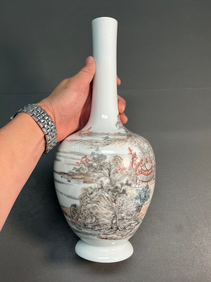 民国  粉彩通景山水长颈瓶（配原座） - 图5