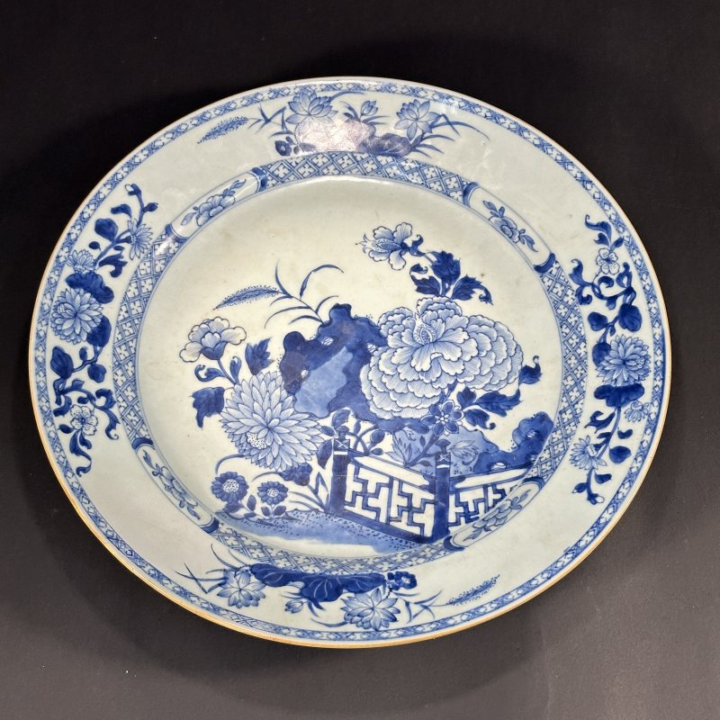 清康熙 青花洞石牡丹纹折沿盘