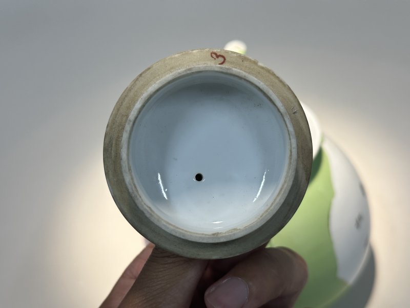清宣统 苹果绿釉开光胭脂红釉山水人物诗文壶 - 图5