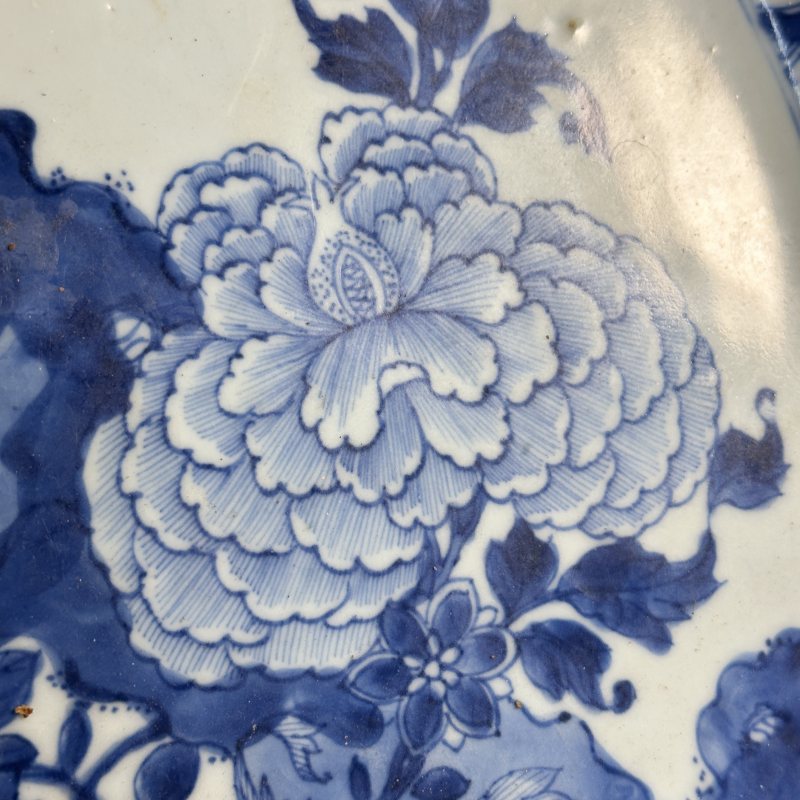 清康熙 青花洞石牡丹纹折沿盘 - 图3