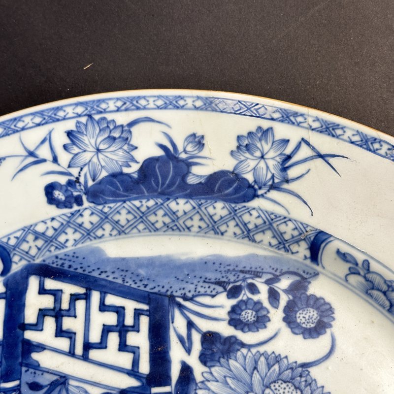 清康熙 青花洞石牡丹纹折沿盘 - 图4