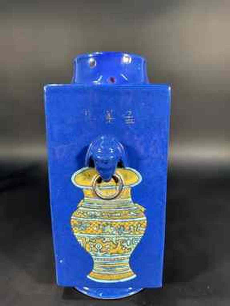 清光绪 蓝釉粉彩博古图象耳琮式瓶 - 图5