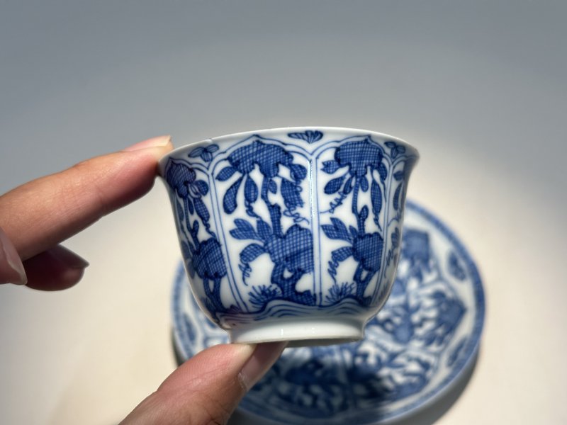 清康熙 青花开光花卉纹杯盘一套 - 图3