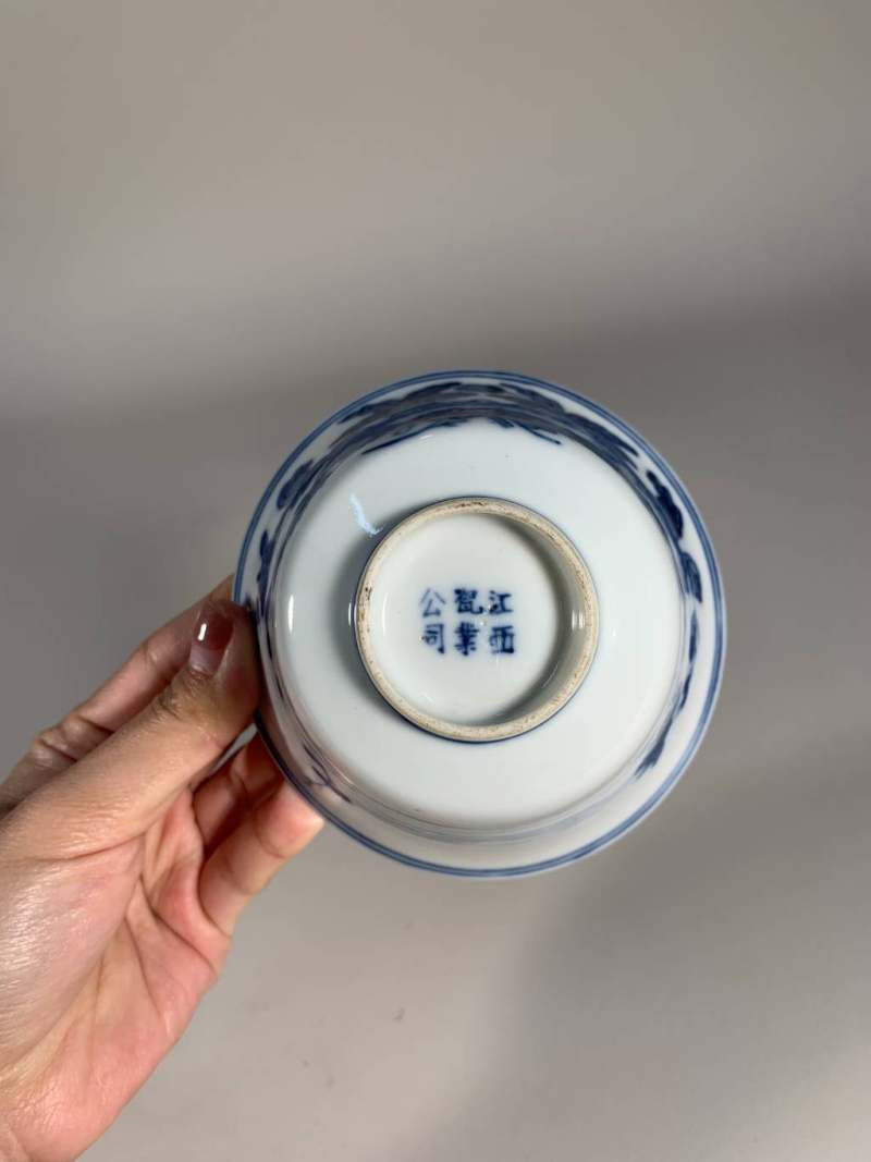 清宣统 青花“蚕食”图三才盖杯 - 图6