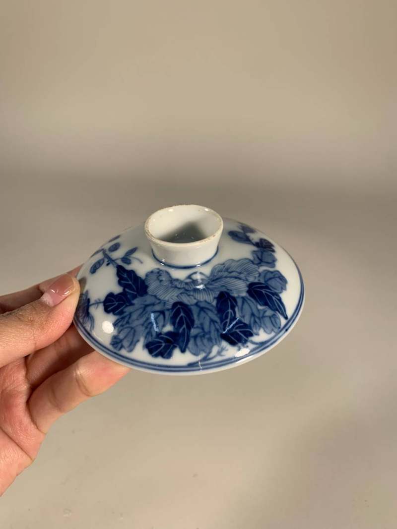 清宣统 青花“蚕食”图三才盖杯 - 图9