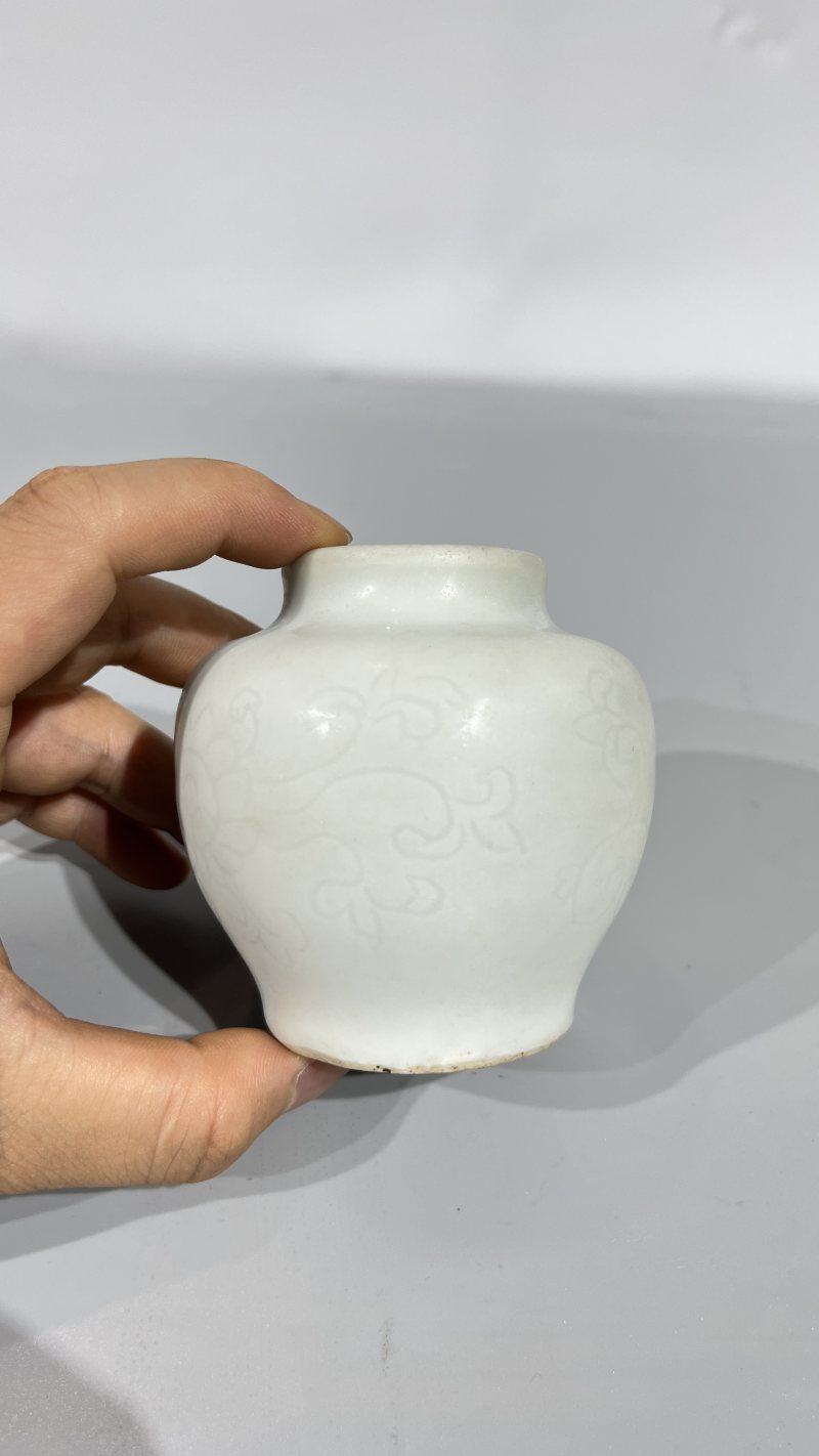 明早期 甜白釉暗刻花卉纹罐 - 图3