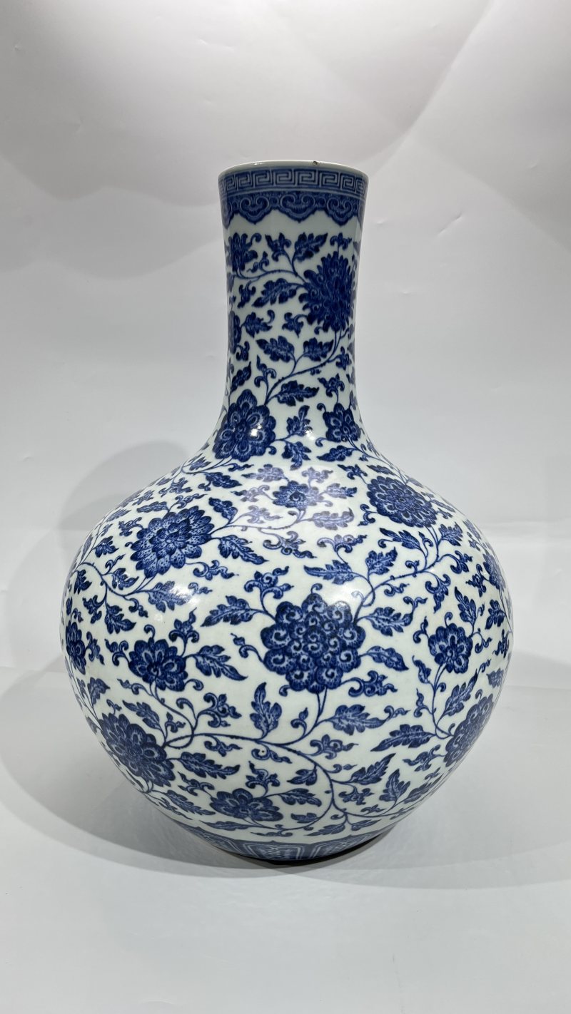 清乾隆 青花缠枝花卉纹天球瓶 - 图2